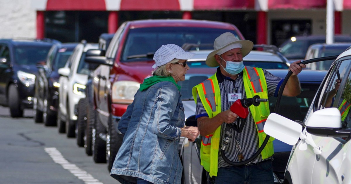 Image accompanying Video muestra a una mujer llenando bolsas de gasolina ante una posible escasez de combustible por el cierre de un oleoducto en Estados Unidos en mayo de 2021.