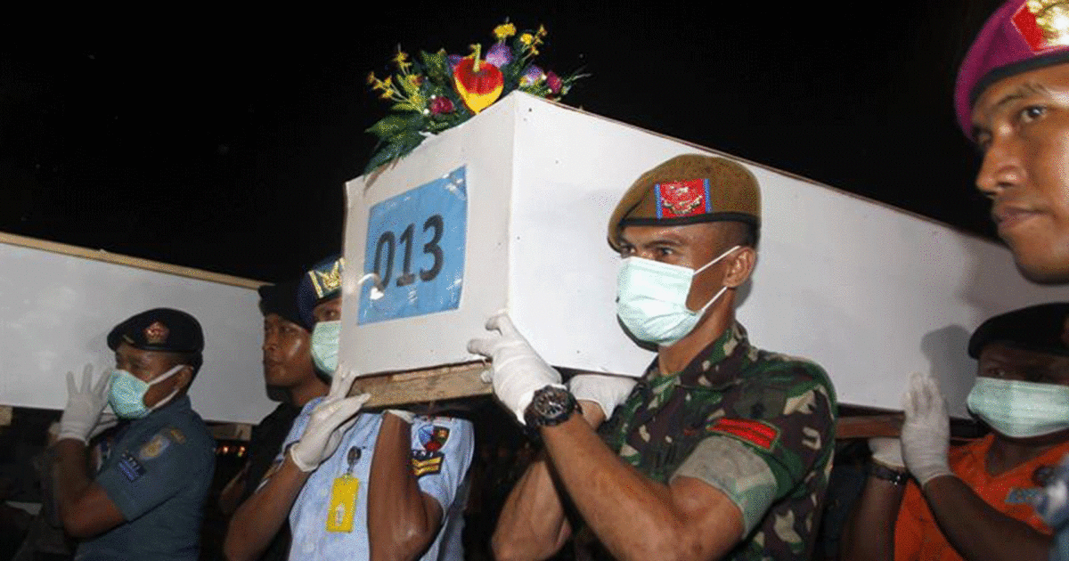 Recuperados 30 cadáveres del avión de AirAsia accidentado en el mar de Java
