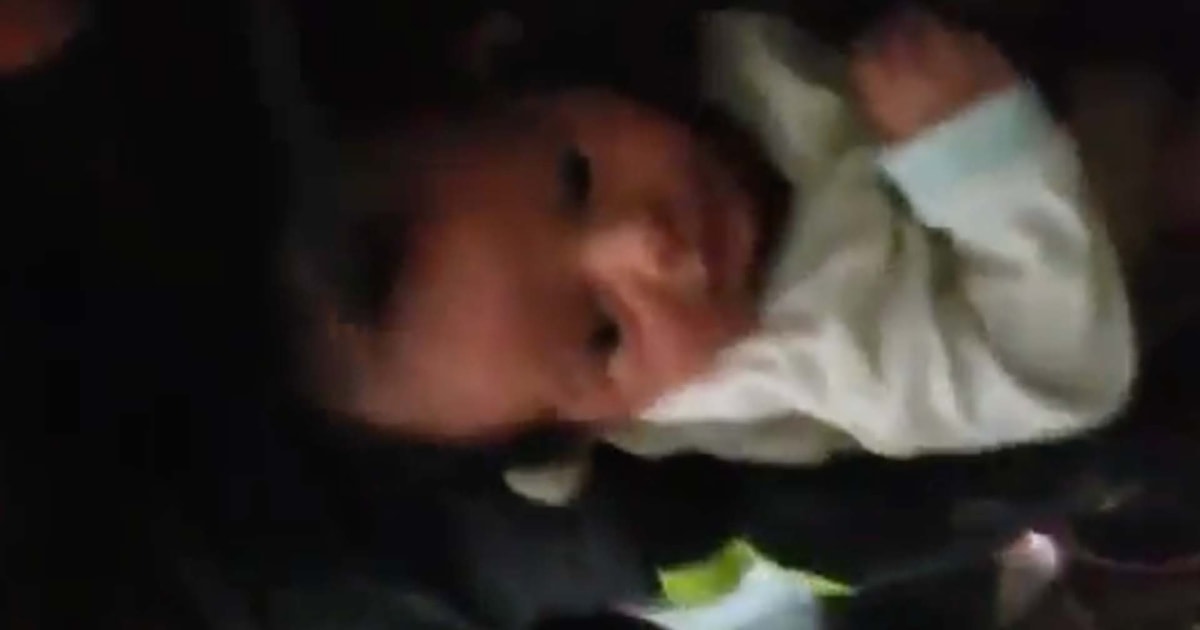 El dramático video del rescate de un bebé que sobrevivió casi cuatro ...