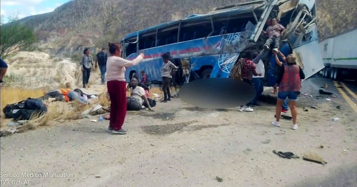 Un accidente de un autobús en México deja al menos 15 pasajeros muertos ...