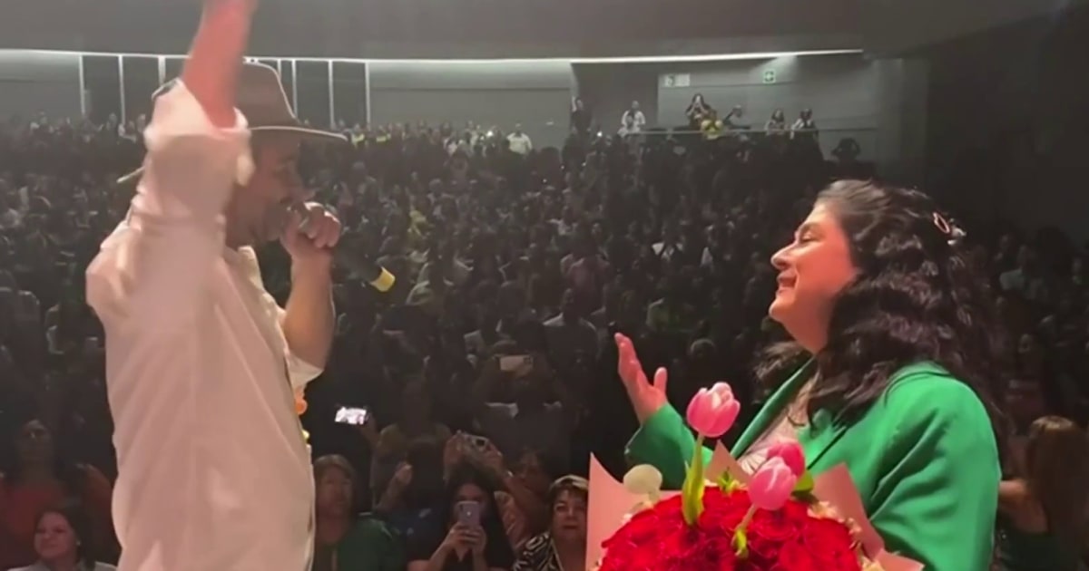 Victoria Rufo Meme Victoria Ruffo celebra su 61 cumpleaños frente a sus fans y en plena ...