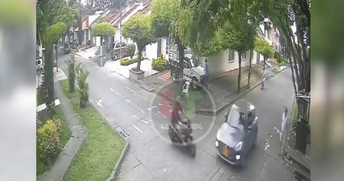 Captan la muerte de un joven motociclista tras ignorar la luz roja del ...