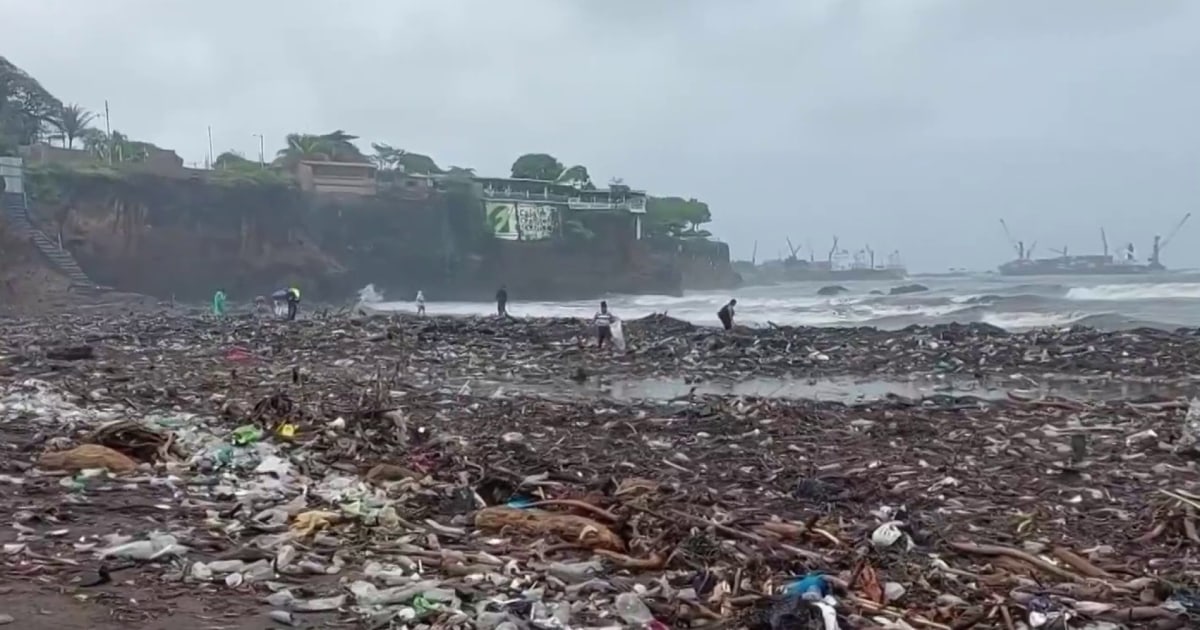 Toneladas de basura llegan a las playas de El Salvador | Telemundo