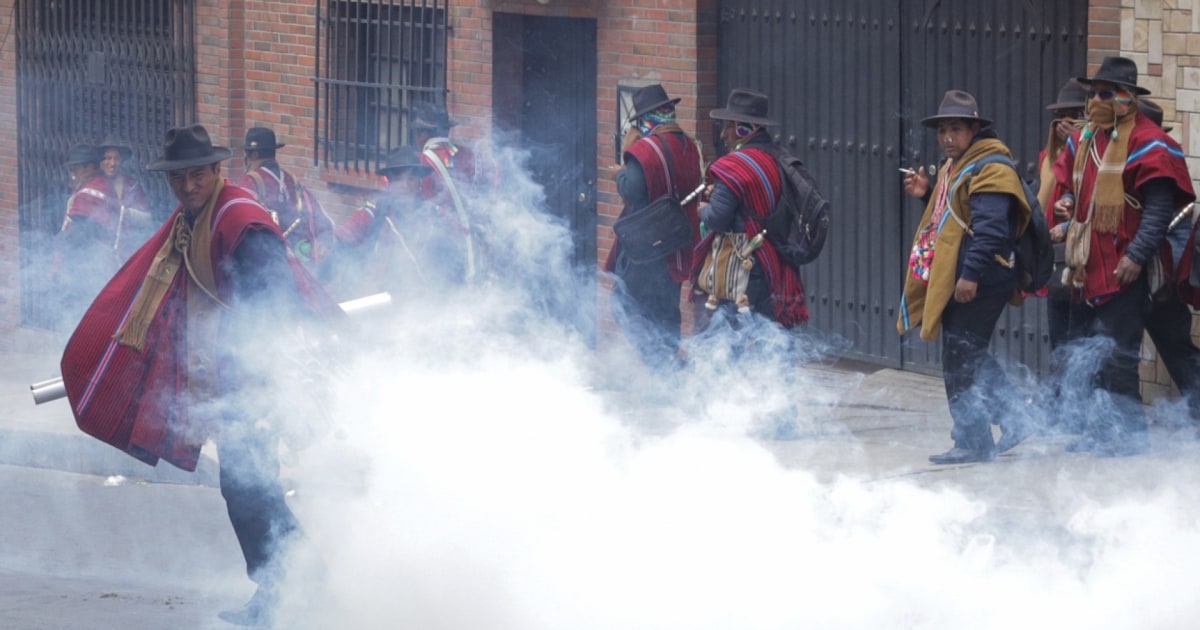 Un enfrentamiento entre policías y miembros de los Ponchos Rojos en ...