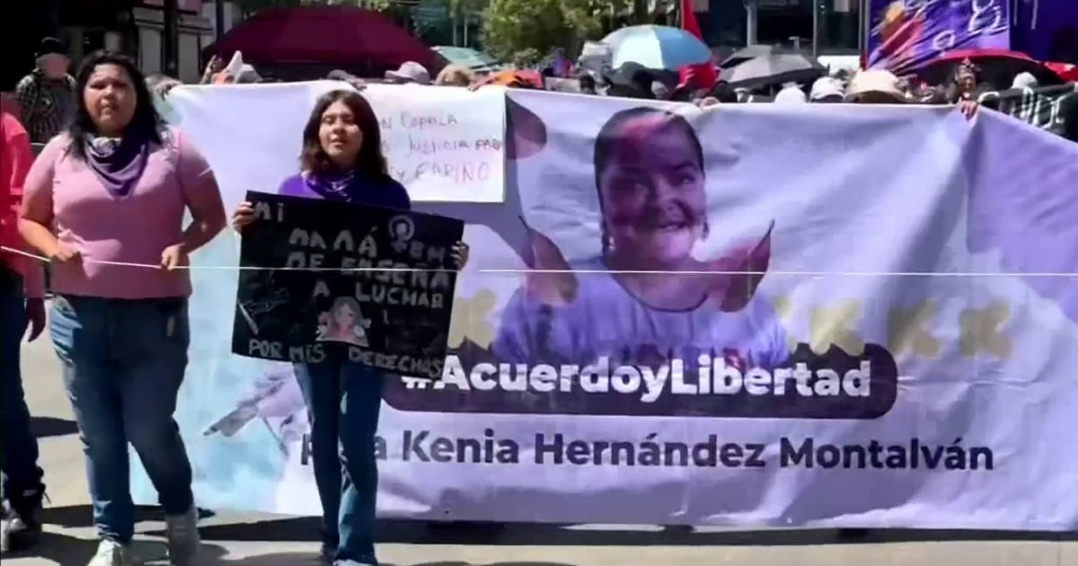 Miles de mexicanas marchan en su día contra la violencia y mostrándose ...