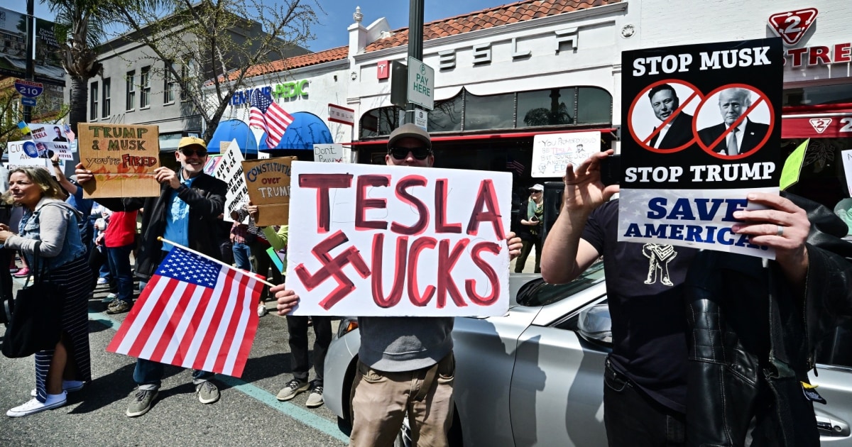 Convocan a una jornada de protestas contra Elon Musk y Tesla | Telemundo