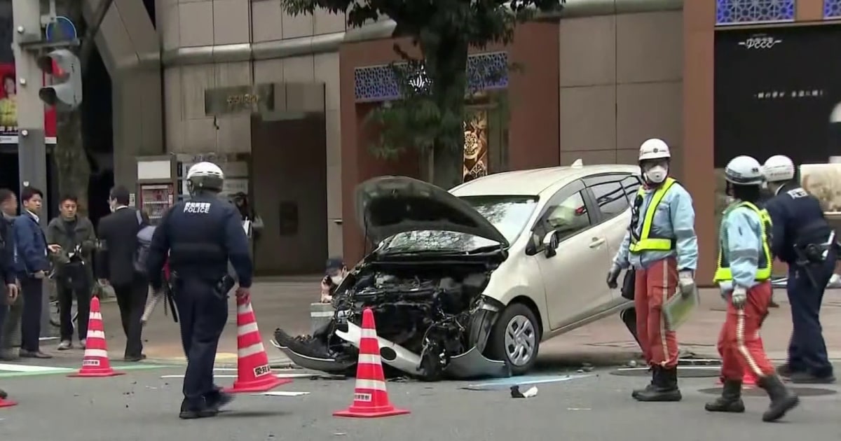 Conductora pierde el control de su auto y atropella a transeúntes en Japón
