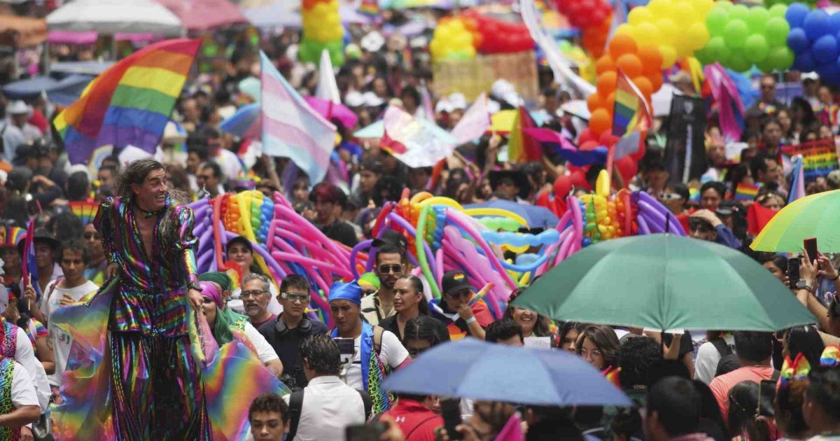 La marcha por el orgullo LGBTQ+ convoca a miles de activistas y jóvenes ...