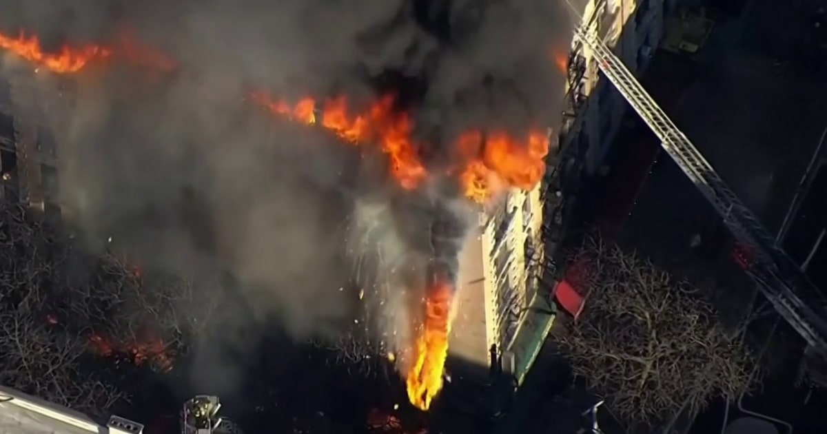 Se desata un voraz incendio en edificio de apartamentos en Nueva York