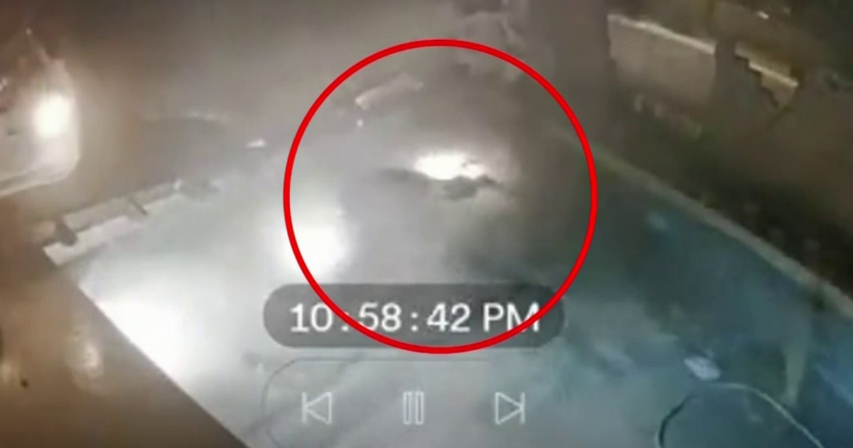 Conductora pierde el control de su auto y termina en la piscina de una ...