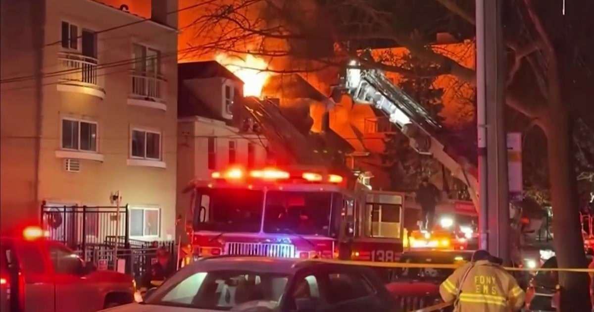 Un voraz incendio se apodera de un edificio de apartamentos en Queens