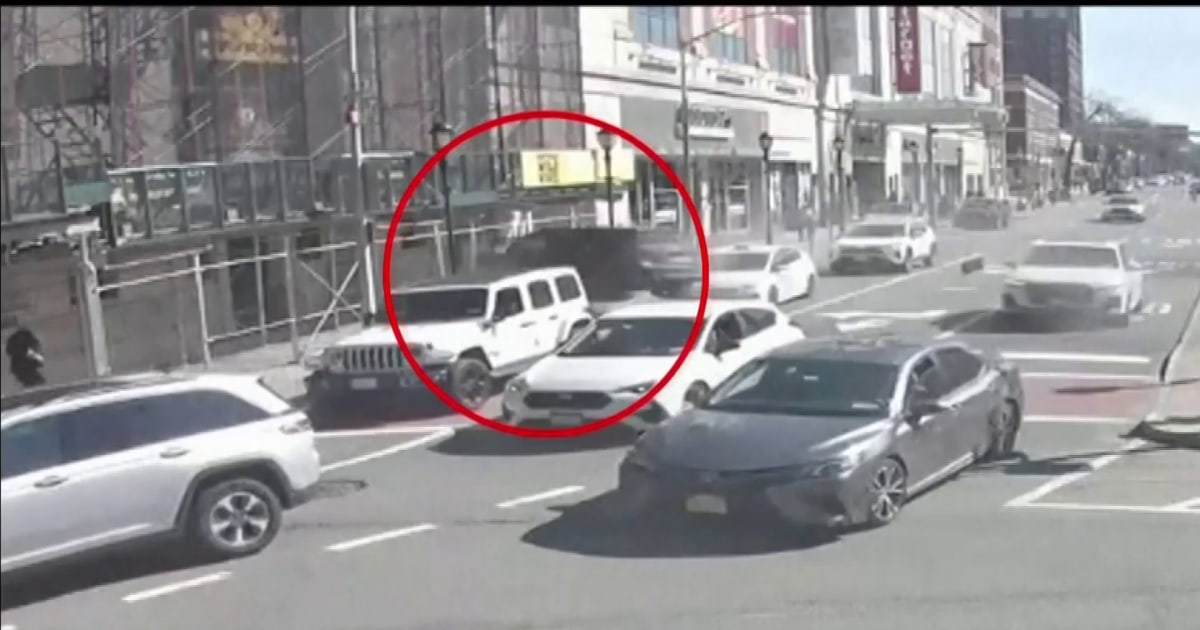 Vea cómo un auto fuera de control vuela en una intersección y choca ...
