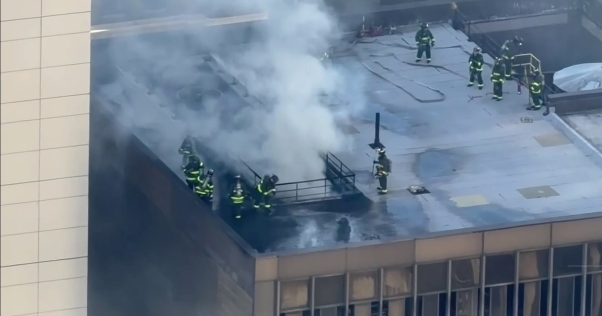 Un incendio afectó la planta alta de un rascacielos en el centro de ...