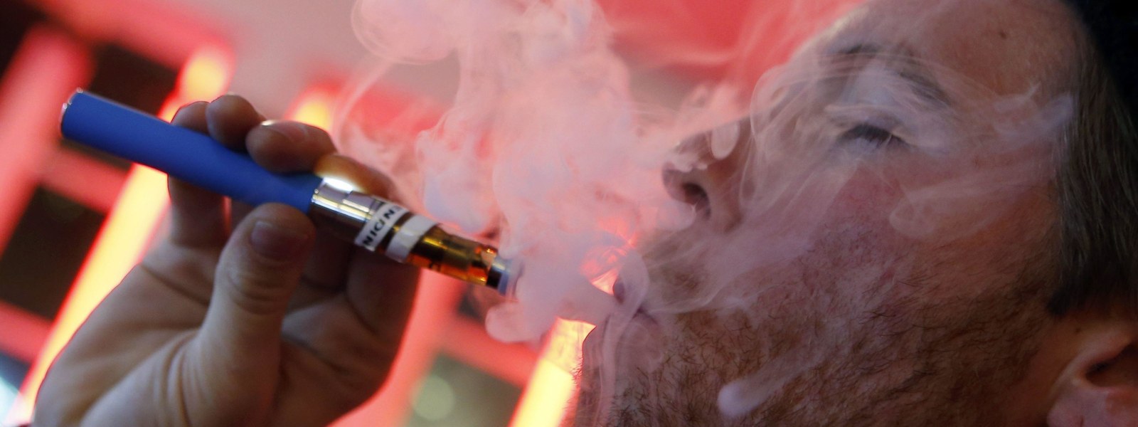 Подростки курят электронные сигареты. Электронные сигареты. Pons электронные сигареты. Сигарета скуривает человека с газовой горелкой. Аэрозоль в электронных сигарет.