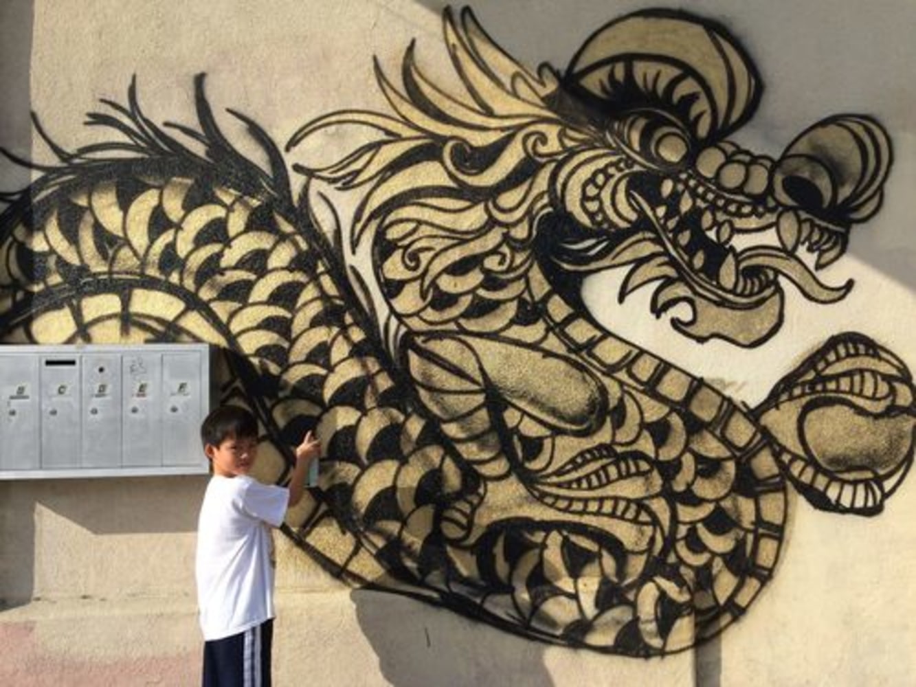 Граффити дракона на стене