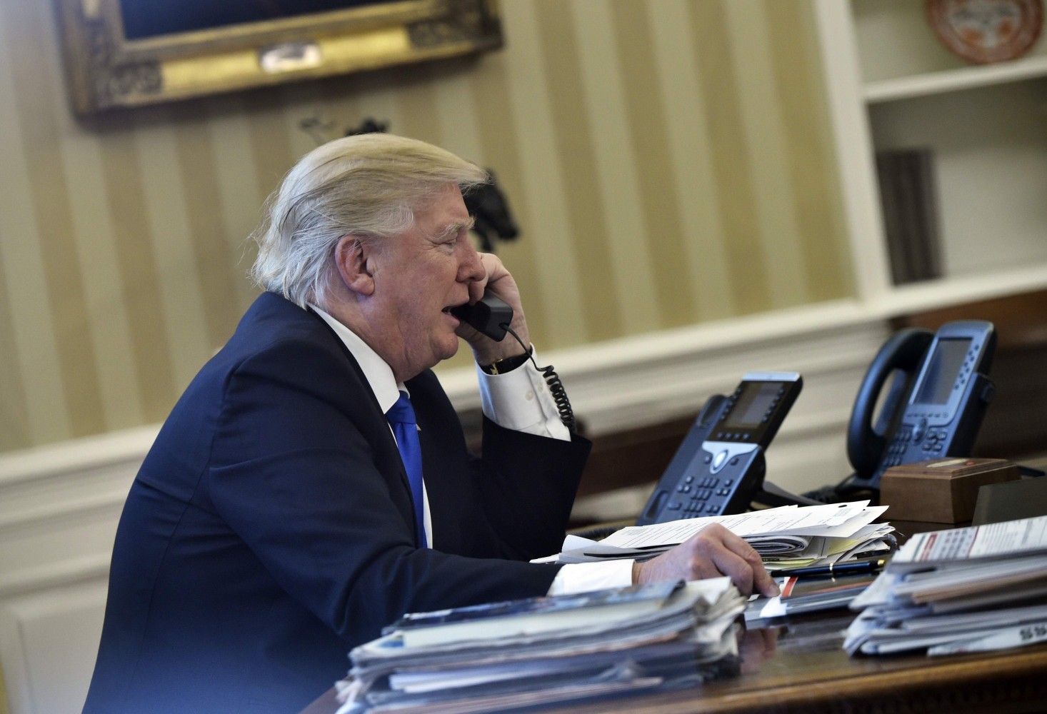 Трамп в белом доме. Трамп разговаривает по телефону. Дискред новости