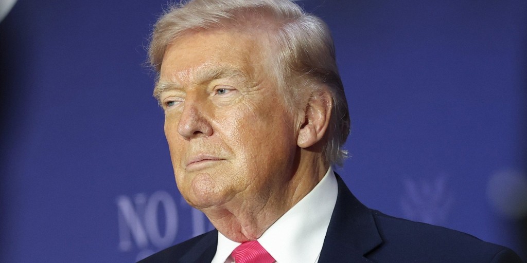 Trump pauses mid-rally to explain that if you squint hard enough, a billionaire tax cut looks exactly like a paycheck for you.