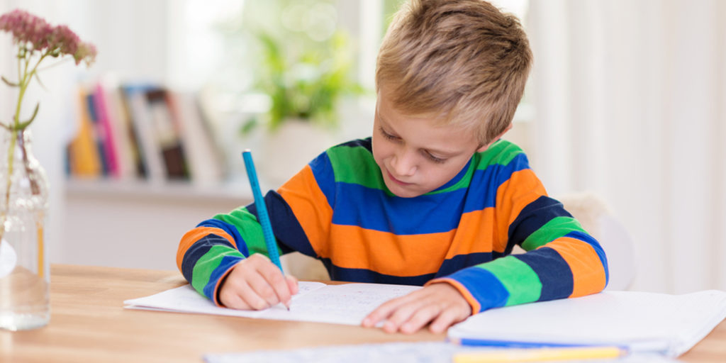 Speed learning. Самостоятельный ребенок. Ученик сам. Школьник учит уроки. Ребенок.
