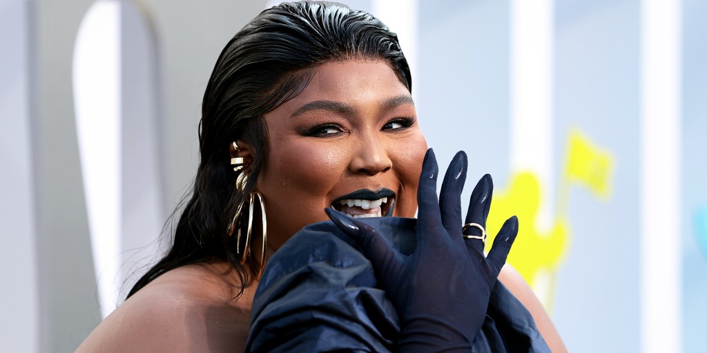 Lizzo's VMAs 2022 red carpet look sparks memes