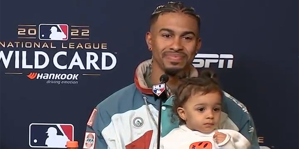 Francisco Lindor's daughter looks for Buck Showalter