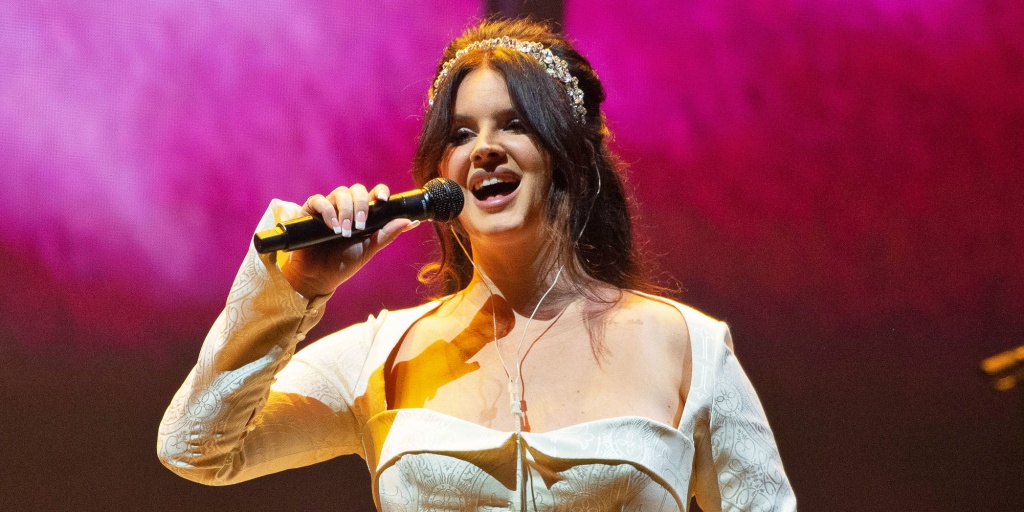 Concert review: Lana Del Rey's dazzling first Tampa show made up for lost  time