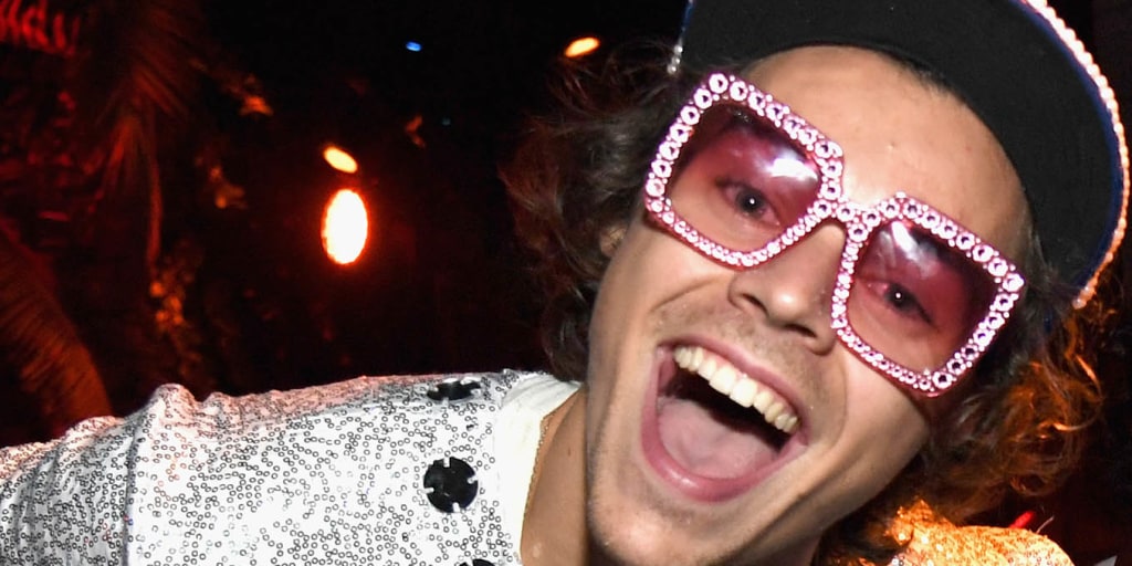 Harry Styles at a Halloween party// October 26, 2018  Harry styles best  outfits, Style, Elton john costume