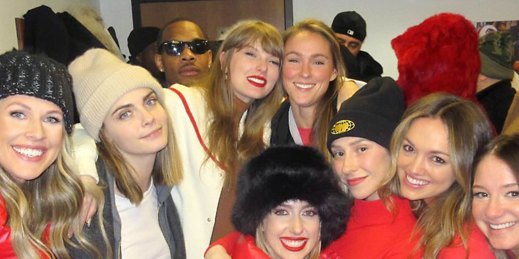 Taylor Swift and Kylie Kelce Pose with NFL wives, Girlfriends at  Chiefs-Bills Game
