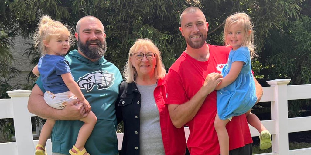 Travis Kelce may be an NFL superstar, but when he’s with Taylor Swift and his nieces, he shows a completely different — and equally heartwarming — side of himself. Despite the spotlight, Travis always makes time for family, especially his young nieces. And honestly, he’s the kind of uncle every kid dreams of. No wonder the little girls absolutely adore him — and their beloved “Aunt Taylor” too, who, as it turns out, was the one behind the camera capturing this sweet moment. - News