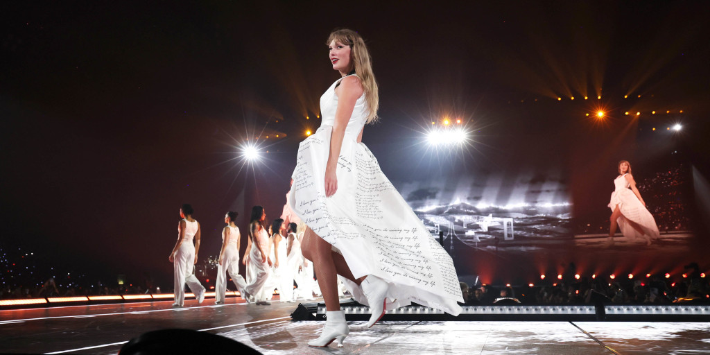 Fans React to Taylor Swift Seemingly Doing Swag Surfin' Dance