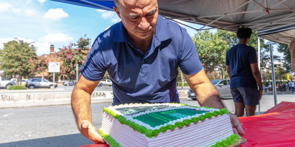 Baker Delivers Free Birthday Cakes to Homeless People: ‘They’re Our Neighbors’