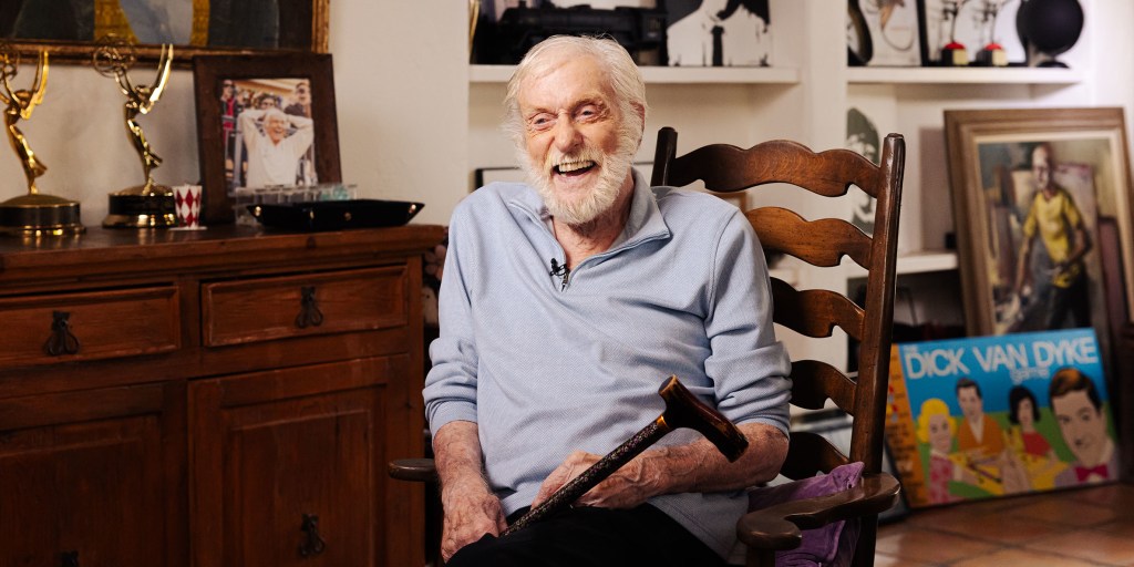 Dick Van Dyke, casi centenario, busca su próximo gran papel en el escenario.