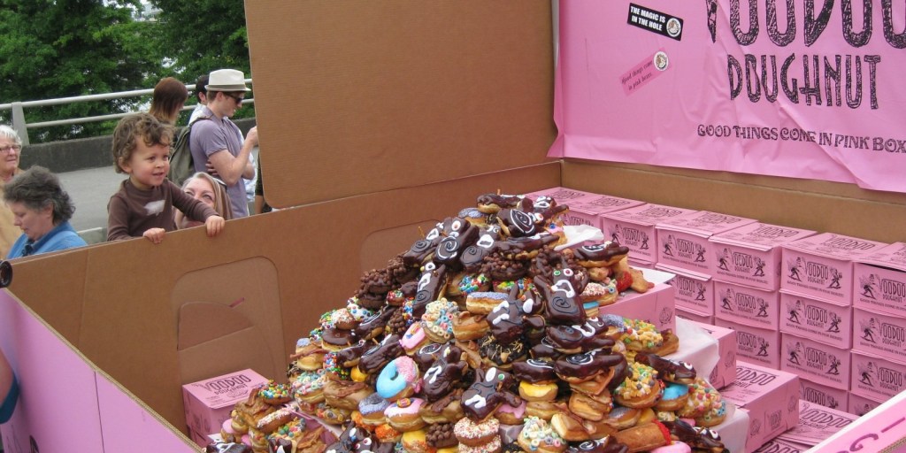 World S Largest Box Of Doughnuts Weighs In At 666 Pounds