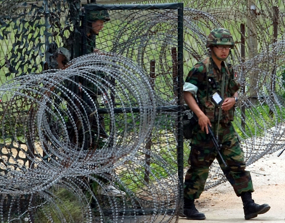091230-dmz-fence3-hmed-830a.jpg