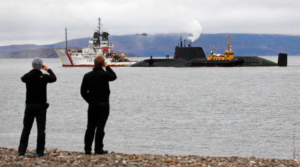 Российская подлодка всплыла возле статуи свободы
