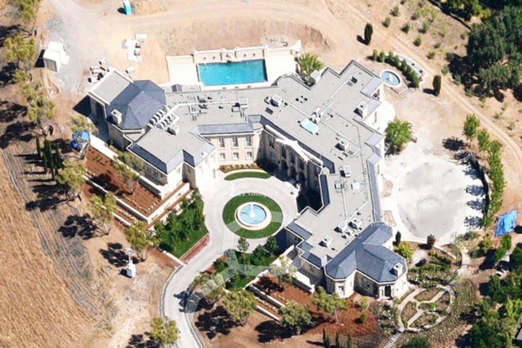 Billionaire pays $100 million for mansion