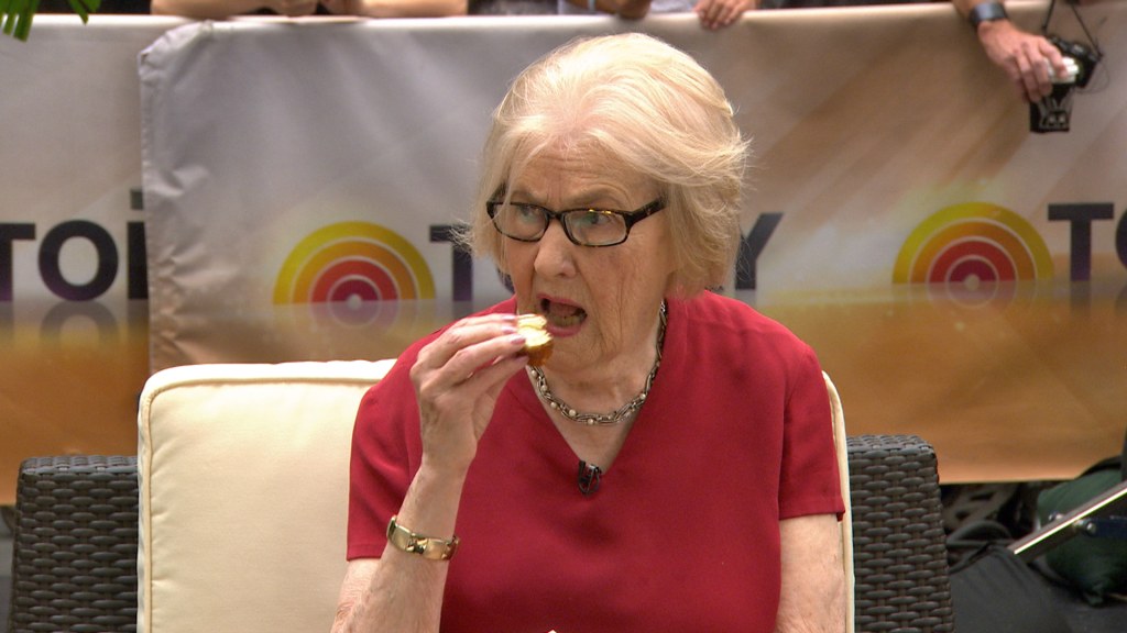 Viral Olive Garden reviewer tries Cronut: 'It's chewy'