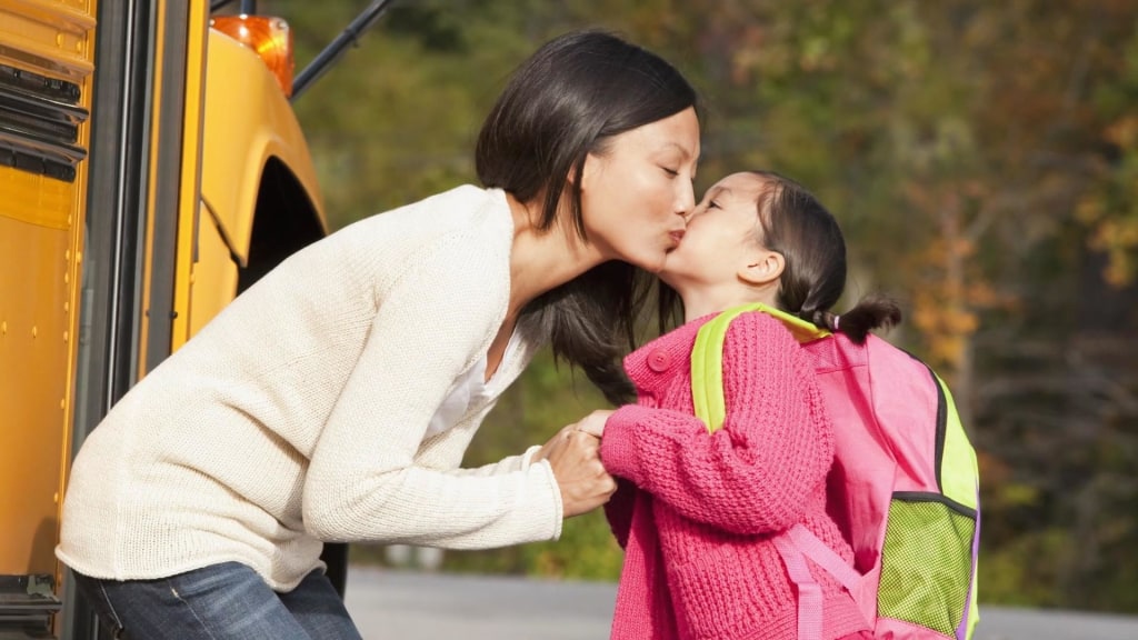 Японская мама автобусе. Поцелуй японки мама и дочь. Сын он.