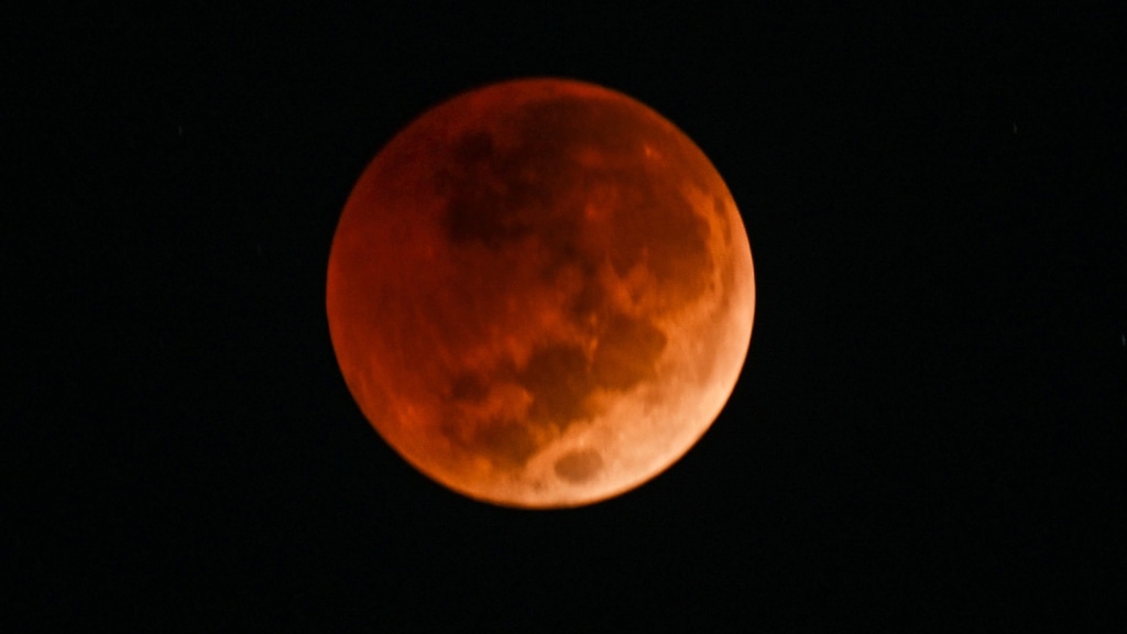 Blood Moon makes an appearance on election day for the first time