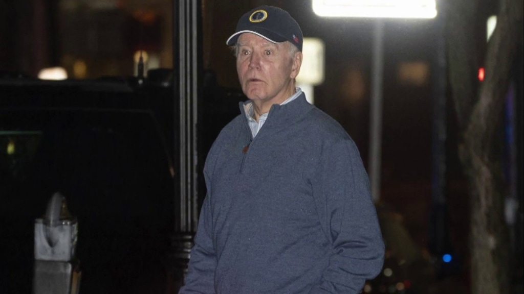 Car crashes into President Biden's motorcade in Delaware