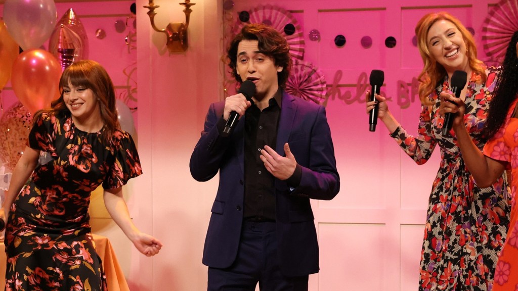 SNL's Domingo makes appearance at Sabrina Carpenter concert