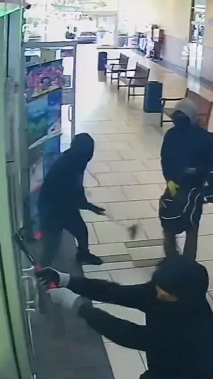 Attempted smash and grab robbery caught on camera