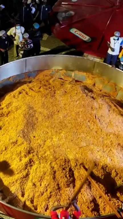 Nigerian chef makes world's largest pot of jollof rice