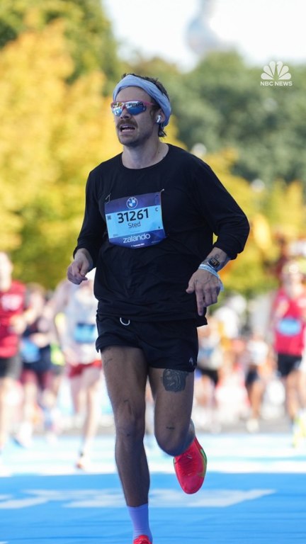 Harry Styles runs the Berlin Marathon in under 3 hours