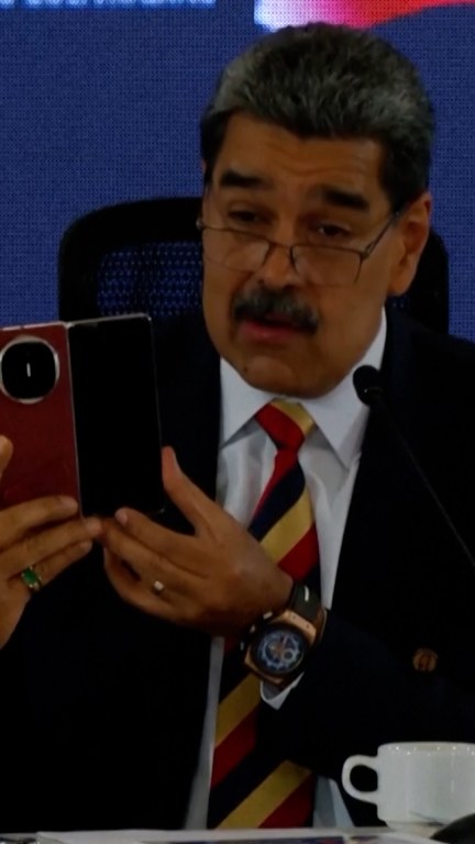 Venezuelan president shows off gift from Xi Jinping