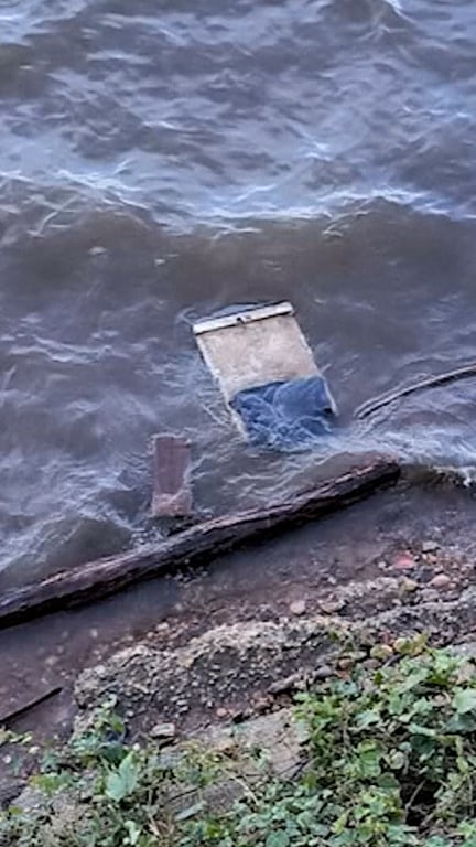 Man discovers plane seat in Potomac River