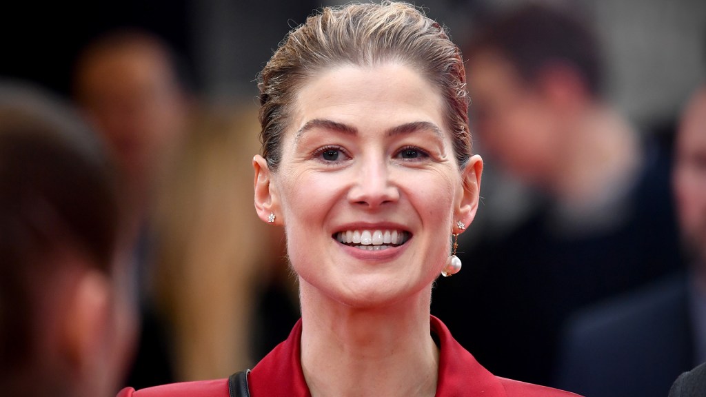 Rosamund Pike S Kids Are Teaching Her How To Speak Mandarin
