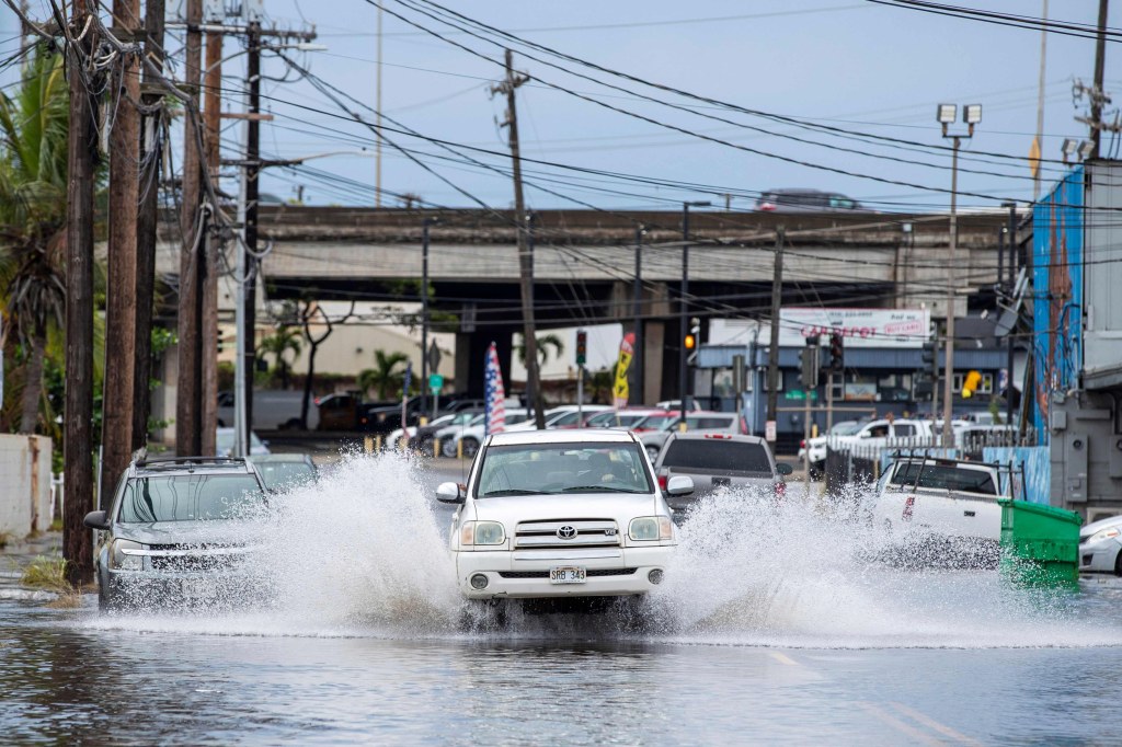Rain eases in parts of Hawaii after Kona Low storm lashes state