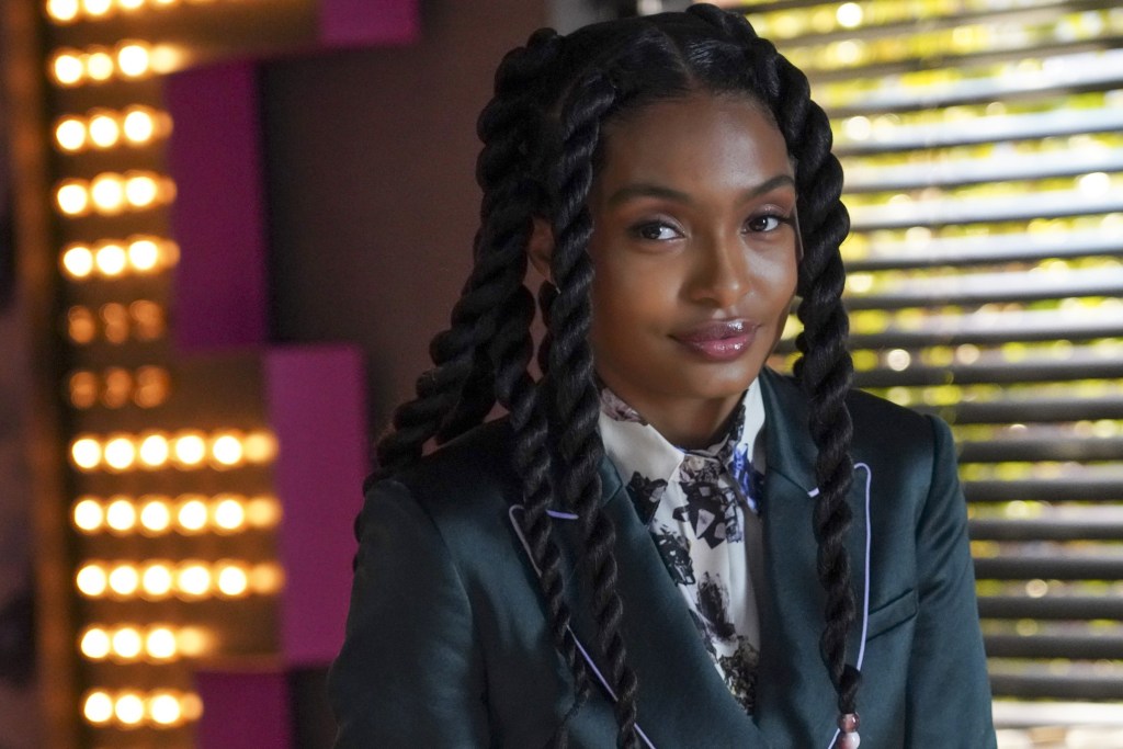 YARA SHAHIDI HAS HER NOSE IN ALL THE RIGHT PLACES – Janet