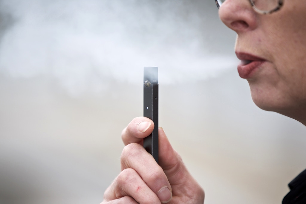 what does a juul starter kit come with JUUL Pod System Starter Kits | JUUL Pods main image 0