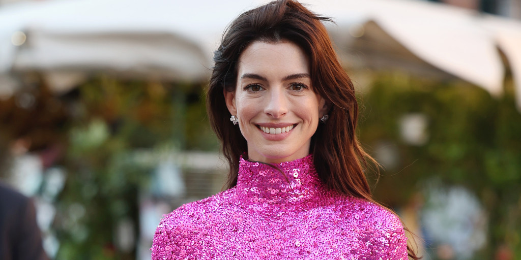 Anne hathaway hotsell pink dress